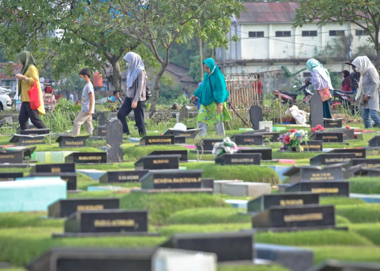 Foto Warga Tangerang Ziarah Kubur Jelang Ramadan