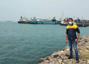 Direktur Utama PT SBM, Isbandi Ardiwinata Mahmud, di lokasi stockpile batubara. (ISTIMEWA)