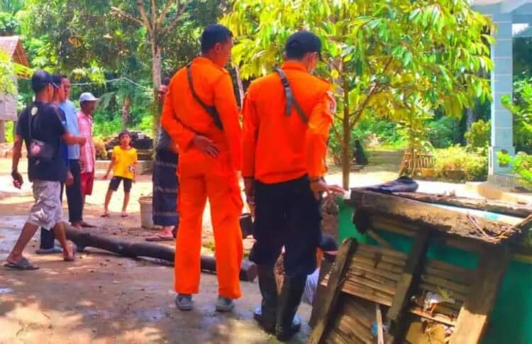 Petugas BPBD Kabupaten Serang, melakukan assesment kondisi pemukiman warga yang terendam banjir, Sabtu (19/3/2022). (ISTIMEWA)