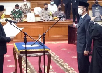 PELANTIKAN–Eki Baihaki, dilantik menjadi anggota DPRD Kabupaten Serang, oleh Ketua DPRD Kabupaten Serang, melalui proses rapat paripurna PAW, Kamis (31/3/2022). (ISTIMEWA)