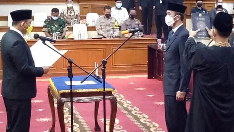 PELANTIKAN–Eki Baihaki, dilantik menjadi anggota DPRD Kabupaten Serang, oleh Ketua DPRD Kabupaten Serang, melalui proses rapat paripurna PAW, Kamis (31/3/2022). (ISTIMEWA)