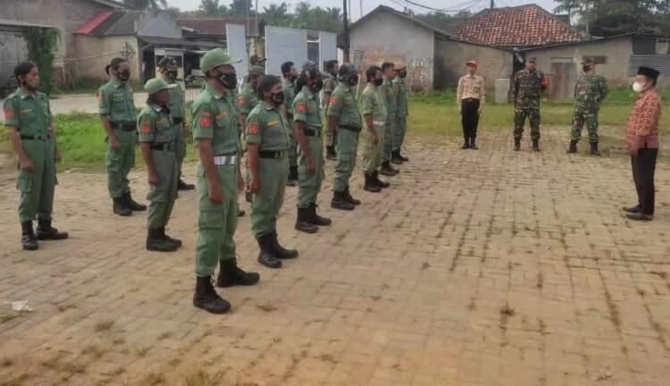Puluhan hansip di Desa Bojong Catang, Kecamatan Tunjung Teja, Kabupaten Serang, dilatih soal kesehatan, pengetahuan pemadam kebakaran, penanganan bencana, dan mitigasi bencana, Kamis (17/3/2022). (ISTIMEWA)
