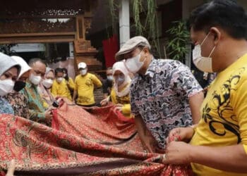Puluhan warga dilatih membatik, di Rumah Batik Komar, Bandung, Jawa Barat, beberapa waktu lalu. (ISTIMEWA)