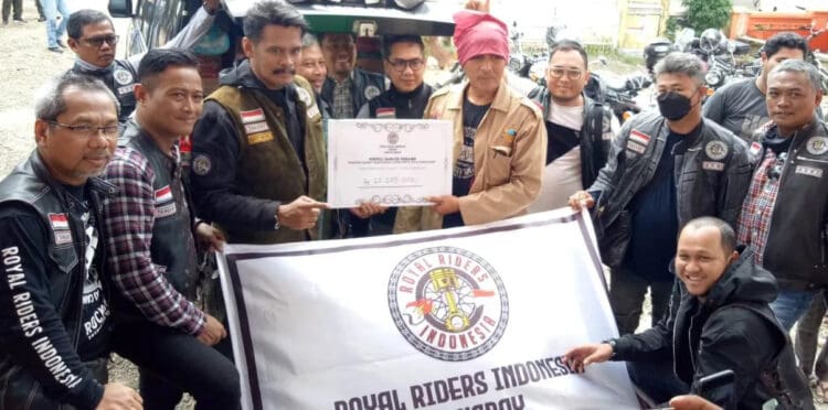 Komunitas Motor Royal Riders Indonesia (RORI), salurkan bantuan untuk korban banjir di Kota Serang, Sabtu (5/3/2022). (ISTIMEWA)