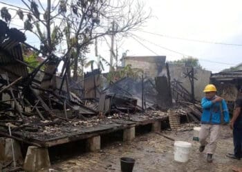 Sejumlah warga sedang memadamkan api, yang membakar Ponpes di Tirtayasa, Kabupaten Serang, Selasa (8/3/2022). (ISTIMEWA)