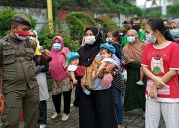 Demi Dapat Minyak Goreng Murah, Ibu Ini Rela Bawa Bayi Kembarnya Antre