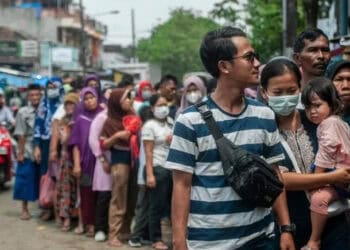 Abaikan Keselamatan, Warga Lebak Antre di Tengah Jalan Agar Dapat Minyak Goreng Murah