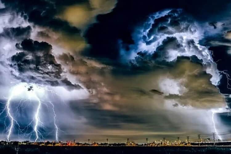 Cuaca Dapat Dikendalikan Dengan Pawang Hujan, Mitos atau Fakta ?