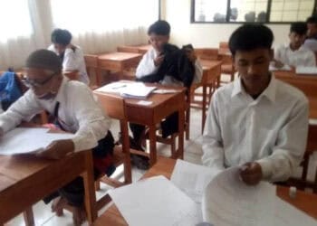 Salut, Kakek dari Lebak Ini Tetap Semangat Ikut Ujian Paket C di Usia 63 Tahun