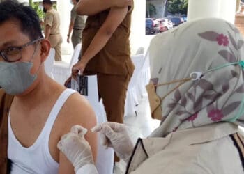Seorang pegawai di lingkungan Pemkab Serang, sedang divaksin booster, belum lama ini. Pelayanan vaksin dilaksanakan oleh Dinkes Kabupaten Serang. (DOKUMEN/SATELITNEWS.ID)