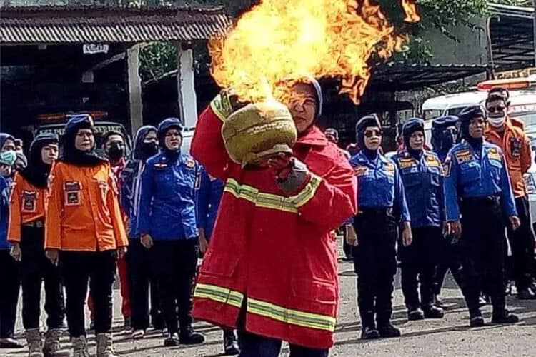 Seorang petugas pemadam kebakaran BPBD Kabupaten Serang, melakukan simulasi menjinakan kebakaran akibat tabung gas. (ISTIMEWA)