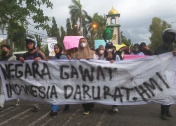 UNJUK RASA–Bentangkan spanduk kecaman, mahasiswa HMI longmach dari Alun-alun ke Gedung DPRD Pandeglang, Senin (11/4/2022). (NIPAL SUTIANA/SATELITNEWS.ID)