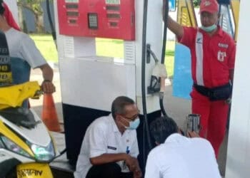 PENGECEKAN–Petugas Pengawas Metrologi Diskoparindag Pandeglang, sedang mengecek mesin salah satu SPBU di Kabupaten Pandeglang, Kamis (21/4). (ISTIMEWA)