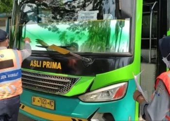 Bus AKAP diperiksa petugas, di Terminal Tarogong, Labuan Pandeglang, Selasa (26/4/2022) lalu.(ISTIMEWA)