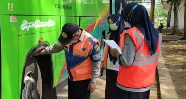 PENGECEKAN–Bus berbagai jurusan di Terminal Tarogong, Labuan, sebelum berangkat dilakukan pengecekan terlebih dahulu oleh para petugas terminal, Selasa (26/4/2022). (ISTIMEWA)