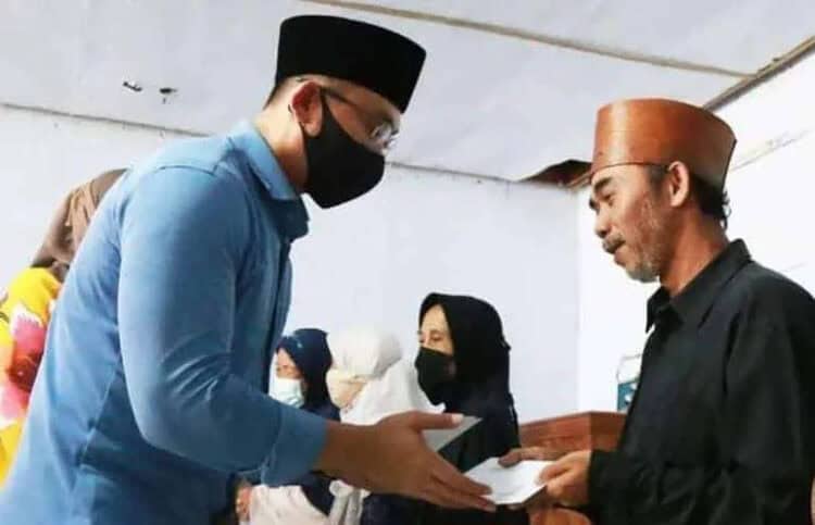 Wagub Banten Andika Hazrumy, secara simbolis membagikan zakat ASN Pemprov Banten untuk marbot dan guru ngaji Se-Kabupaten Pandeglang, di Gedung Koperasi Koguri Cigadung, Pandeglang, Minggu (24/4/2022). (ISTIMEWA)