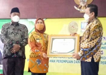 Bupati Serang Ratu Tatu Chasanah, menerima penghargaan dari MA, Kamis (7/4/2022). (ISTIMEWA)