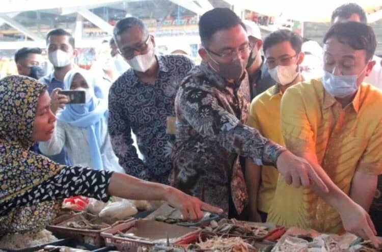 Wagub Banten Andika Hazrumy, mendampingi Wakil Menteri Perdagangan Jerry Sambuaga, saat melakukan sidak ke Pasar Lama, Kota Serang, Kamis (14/4/2022). (ISTIMEWA)