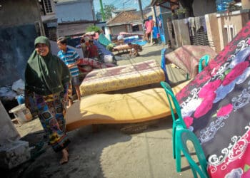 Foto Warga Cibodas Tangerang Jemur Barang-barang Pasca Banjir