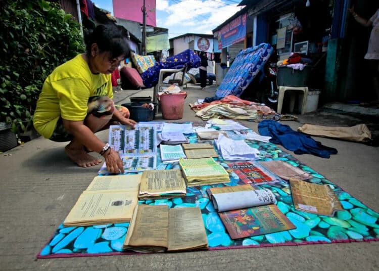 Foto Warga Cibodas Tangerang Jemur Barang-barang Pasca Banjir