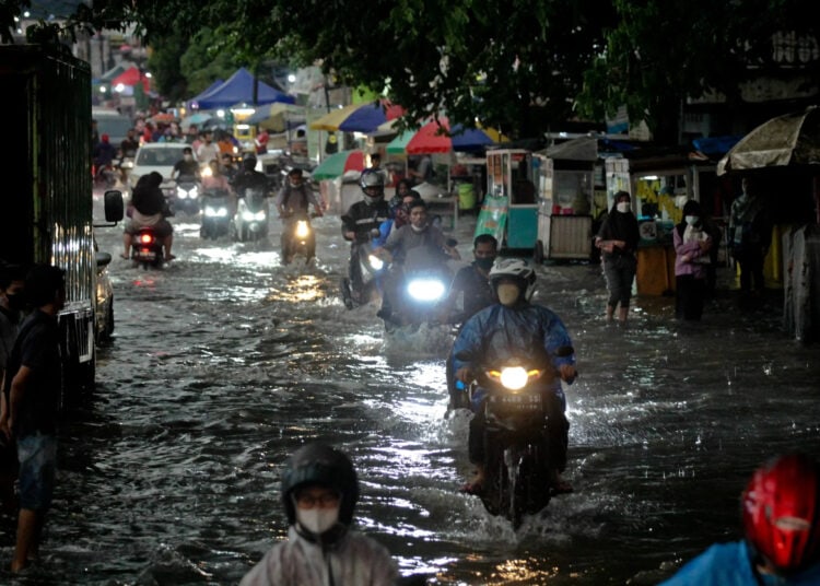 Foto Banjir di Jalan Cemara Raya Karawaci, Kota Tangerang