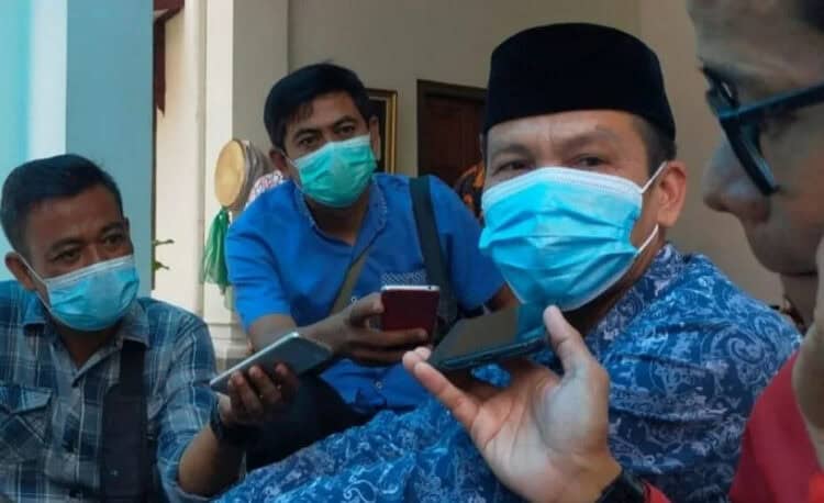 WAWANCARA–Camat Labuan, Ace Janurji, sedang di wawancara wartawan, di lingkungan Pendopo Bupati Pandeglang, Kamis (7/4/2022). (ISTIMEWA)