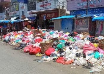 Sampah di Pasar Labuan, tepatnya di pinggir Jalan Raya Jenderal Sudirman, dibiarkan menumpuk. (ISTIMEWA)