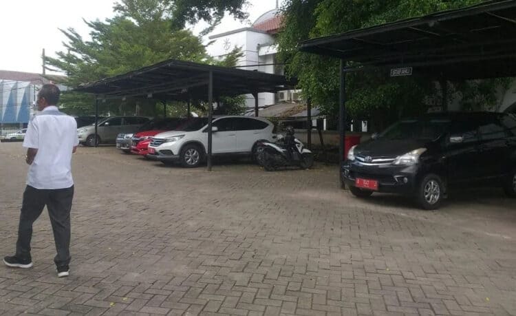 PARKIRAN RANDIS–Sejumlah randis terparkir di halaman Setda Pandeglang, Rabu (20/4/2022). (NIPAL SUTIANA/SATELITNEWS.ID)