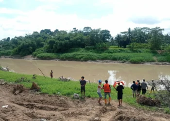 Sejumlah warga yang penasaran dengan penemuan mayat, mendatangi bantaran Sungai Ciujung,Minggu (3/4/2022). (ISTIMEWA)
