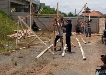 Sejumlah pekerja, melakukan persiapan pembangunan SDN Cipete di Kecamatan Kragilan. Sekolah tersebut akan dibangun, lantaran terdampak proyek tol Serang - Panimbang. (ISTIMEWA)