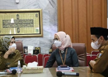 Kepala BPS Kabupaten Serang (kanan), melakukan rapat koordinasi dengan Bupati Serang Ratu Tatu Chasanah. (ISTIMEWA)