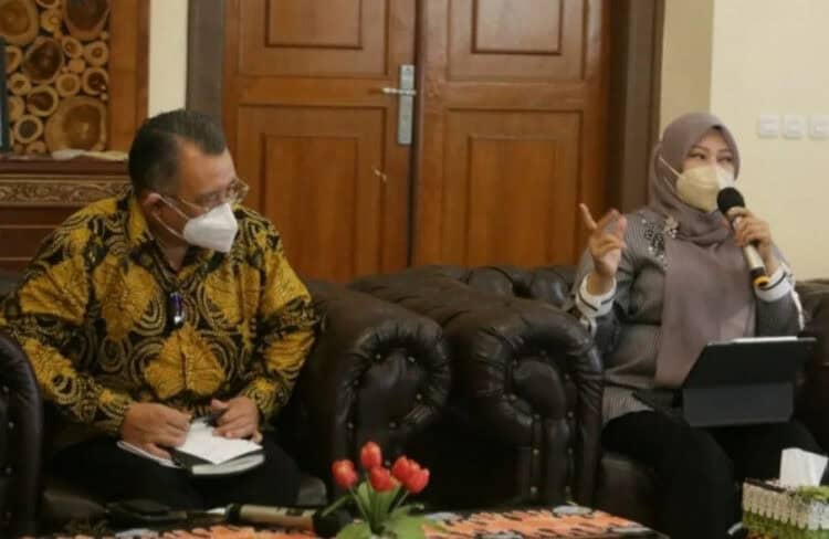 Bupati Pandeglang, Irna Narulita sedang melakukan pertemuan dengan Direktur PT. Jababeka Tbk, Hyanto Wihadhi di Ruang Garuda Pendopo, Kamis (7/4/2022). (ISTIMEWA)