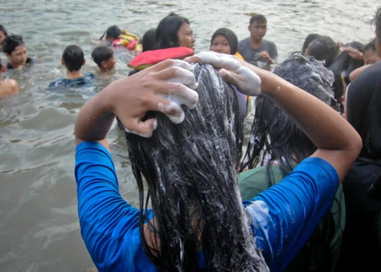 Foto Tradisi Keramas Bersama di Sungai Cisadane Jelang Ramadan