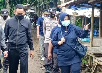 Direktur Utama Perumdam Tirta Berkah Pandeglang, Euis Yuningsih (kanan) bersama sejumlah jajaran dan mitra, monitor sumber mata air. (ISTIMEWA)