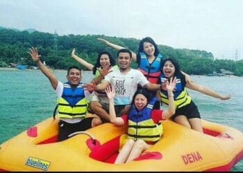 Wisatawan sedang senang dan bermain di kawasan wisata Pantai Carita. (ISTIMEWA)