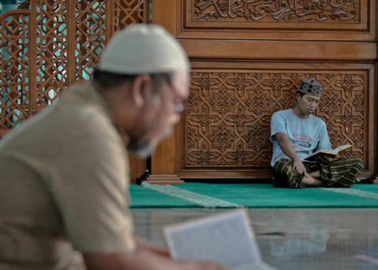 Foto Tadarus Alquran di Masjid Al-Azhom Kota Tangerang