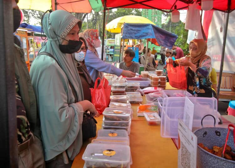 Foto Berburu Takjil di Pasar Lama Kota Tangerang