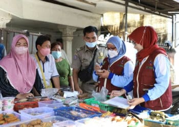 Dinkes Kota Tangerang Cek Kandungan  Jajanan Takjil di 13 Kecamatan
