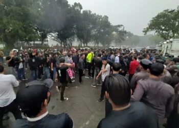 Demo, Ratusan Massa di Lebak Bentrok dengan Polisi