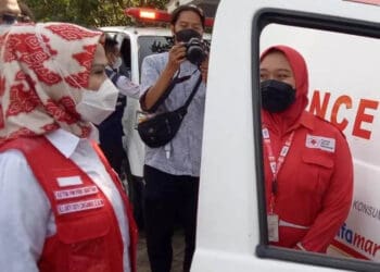 Ketua PMI Banten, Ratu Tatu Chasanah (kiri), lepas personelnya untuk bertugas siaga mudik lebaran 2022, Selasa (19/4/2022). (ISTIMEWA)