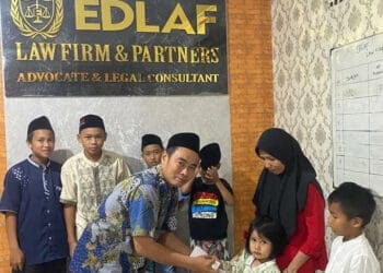 Pimpinan kantor EDLAF, Edi Humaedi, santuni anak yatim dan dhuafa, Senin (18/4/2022). (ISTIMEWA)
