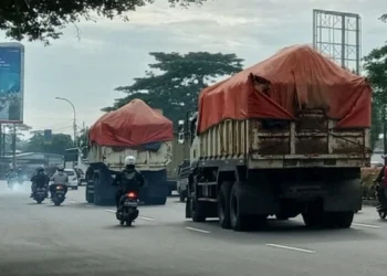 Truk Bermuatan Tanah Beroperasi di Jalan Protokol Kota Tangerang Pagi Hari