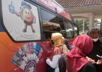 Untuk Lebaran, Warga Lebak Antre Tukar Uang Pecahan Kecil