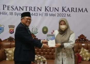 Bupati Pandeglang, Irna Narulita, memberikan kenang – kenangan kepada Pimpinan Ponpes Kun Karima, KH. Soleh Rosyad, Kamis (19/5/2022). (ISTIMEWA)