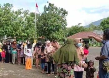 ANTRE MINYAK GORENG–Emak-emak sedang antre minyak goreng murah di Kodim 0601 Pandeglang, Kamis (12/5/2022). (ISTIMEWA)