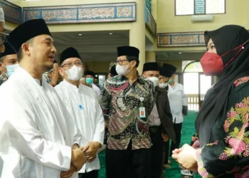 Bupati Pandeglang, Irna Narulita sedang berbincang dengan KH. Jamaludin usai acara Halal Bihalal dan Pengajian Pegawai Pemkab Pandeglang di Masjid Agung Ar-Rahman Pandeglang, Jumat (13/5/2022). 
 (ISTIMEWA)