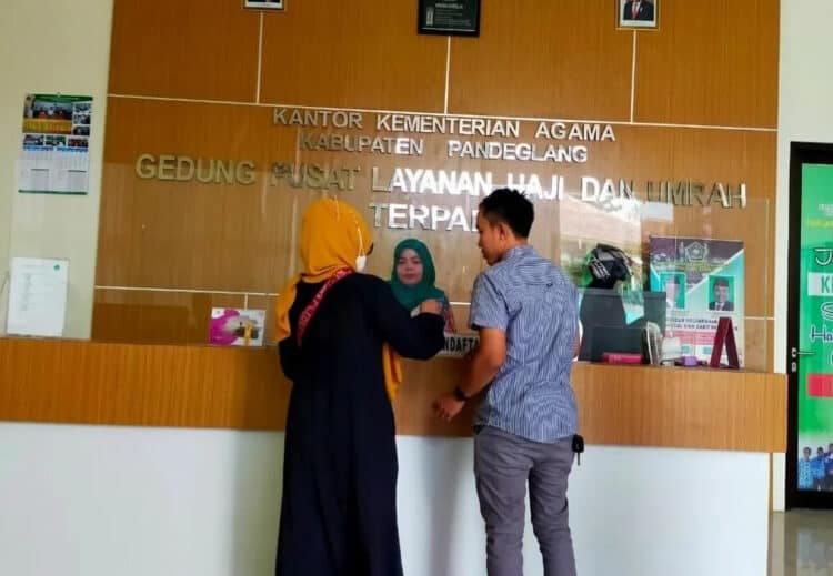 Kepala Seksi Penyelenggaraan Haji dan Umrah (Kasi PHU) Kantor Kemenag Kabupaten Pandeglang, Agus Salim, sedang memantau ruang pelayanan Kantor Kemenag Pandeglang, Kamis (19/5/2022). (ISTIMEWA)