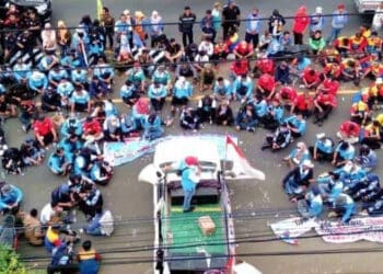 UNJUK RASA BURUH–Para buruh memadati ruas jalan Pandeglang-Serang. Mereka berunjuk rasa di depan kantor UPTD Pengawasan Ketenagakerjaan untuk Kabupaten Serang, Pandeglang dan Lebak, Rabu (25/5/2022). (HERMAN SAPUTRA/SATELITNEWS.ID)