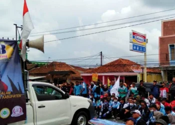 Massa aksi yang tergabung dalam Aliansi Serikat Pekerja Serikat Buruh (ASPSB), berunjuk rasa di kawasan Kantor UPTD PK Banten untuk wilayah Kabupaten Serang, Pandeglang, Lebak, Rabu (25/5/2022) lalu.. (ISTIMEWA)