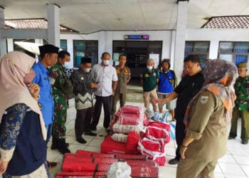 Dinsos Pandeglang salurkan bantuan untuk korban banjir bandang Mandalawangi, Kabupaten Pandeglang, Jumat (13/5/2022). (ISTIMEWA)
